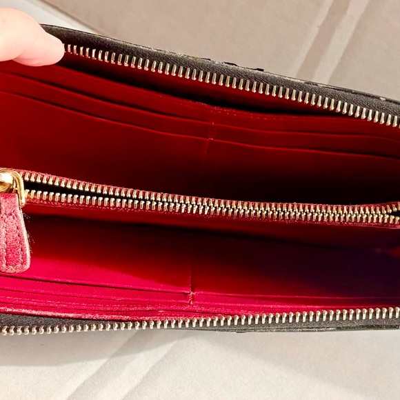 Miu Miu Black Patent Leather Zippy Wallet w pink leather lining + bow detail. - Picture 4 of 6